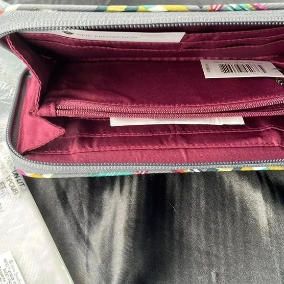🆕 Vera Bradley Wallet- Base Color is Gray with Colored Designs - Picture 5 of 14